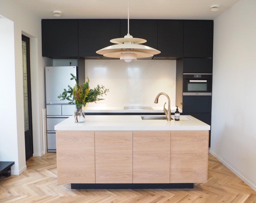 Silestone 17453-[SI] Santa Tsusho Maple Homes Tokyo (JP). Calacatta Gold Kitchen